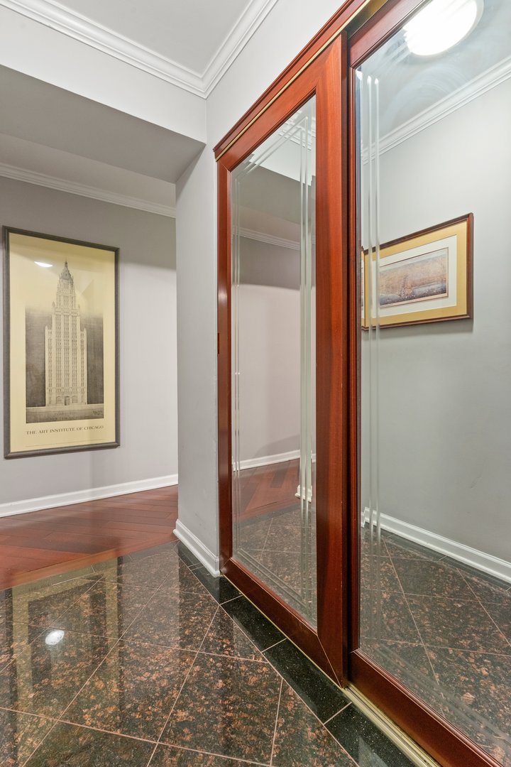 6118 N Sheridan Road #204, Chicago, IL