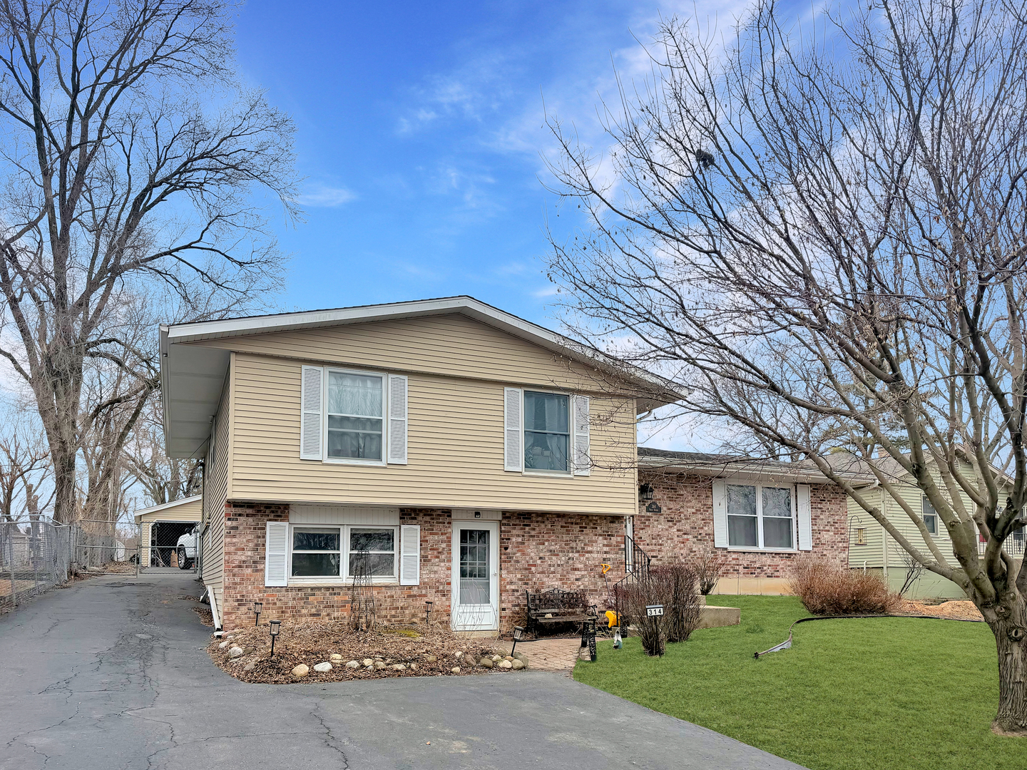 314 Plum Street, Lake In The Hills, IL