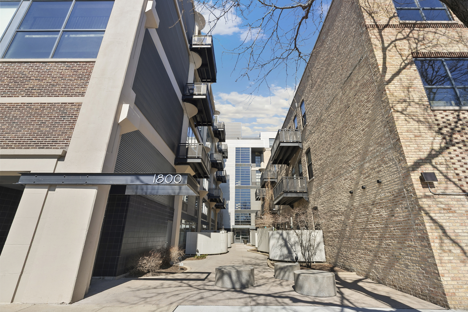 1800 W Grace Street #411, Chicago, IL