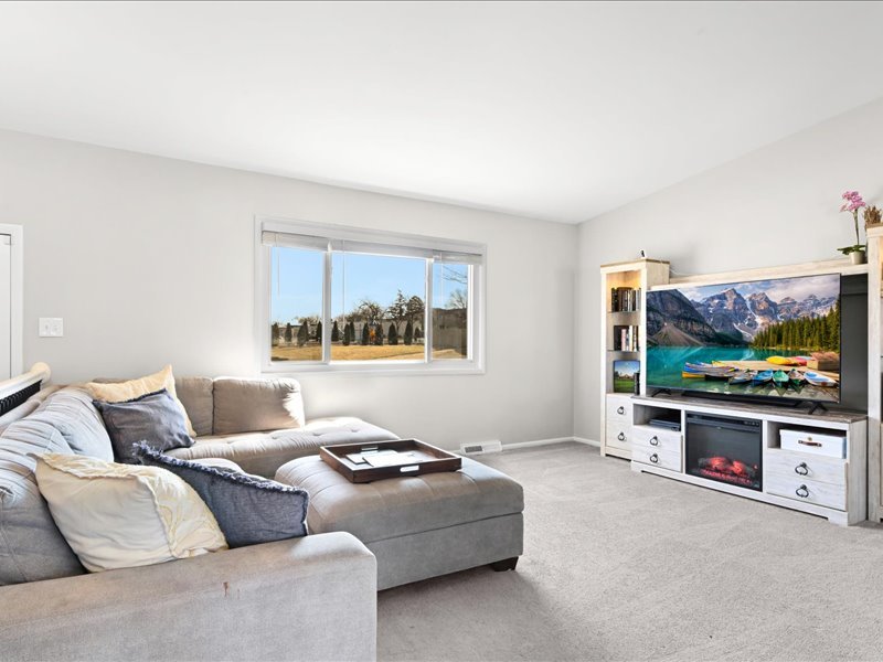 7854 Deerfield Avenue, Woodridge, IL