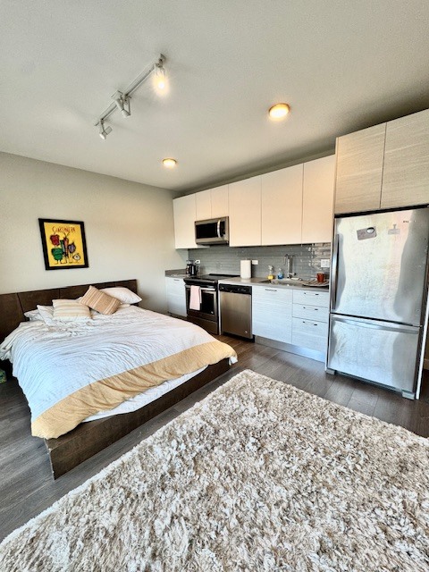 2407 W Eastwood Avenue #402, Chicago, IL