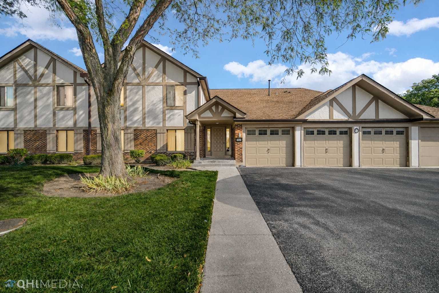920 Surrey Drive #2B, Schaumburg, IL