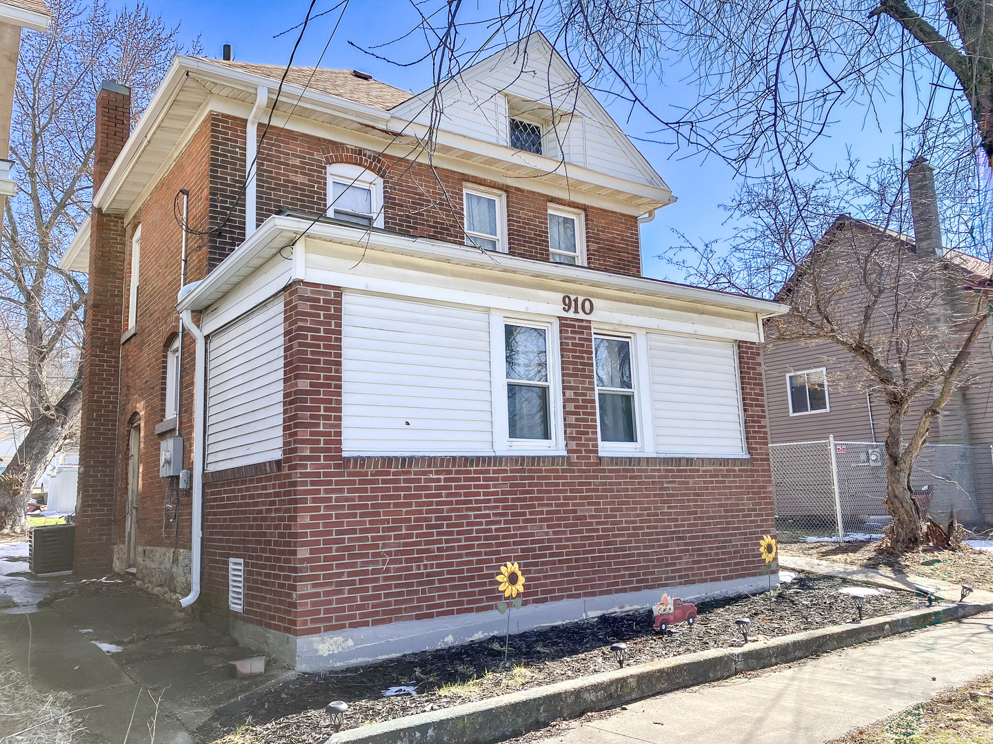 910 Main Street, Savanna, IL