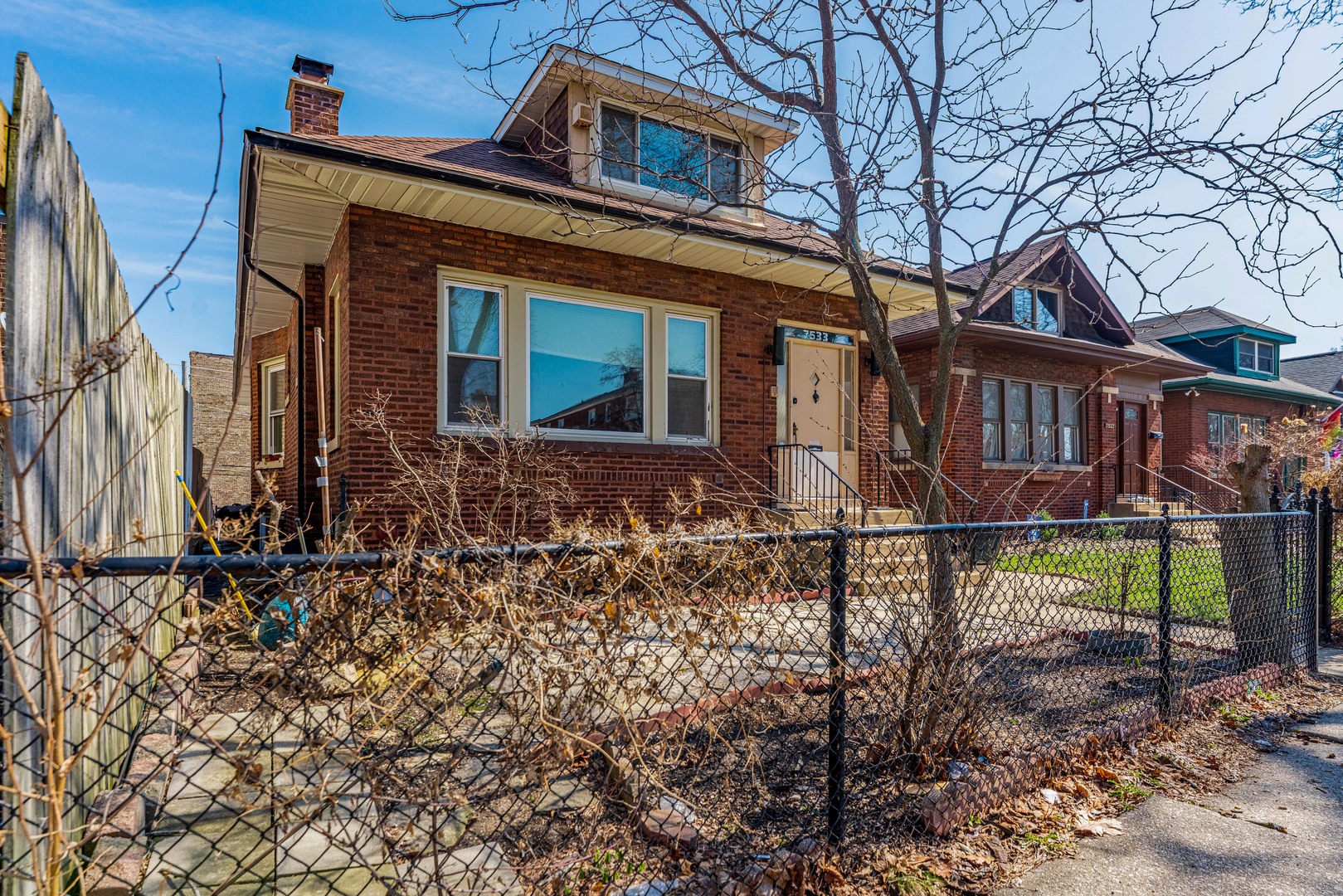 7533 N Ridge Boulevard, Chicago, IL