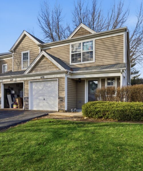 1670 College Green Drive, Elgin, IL