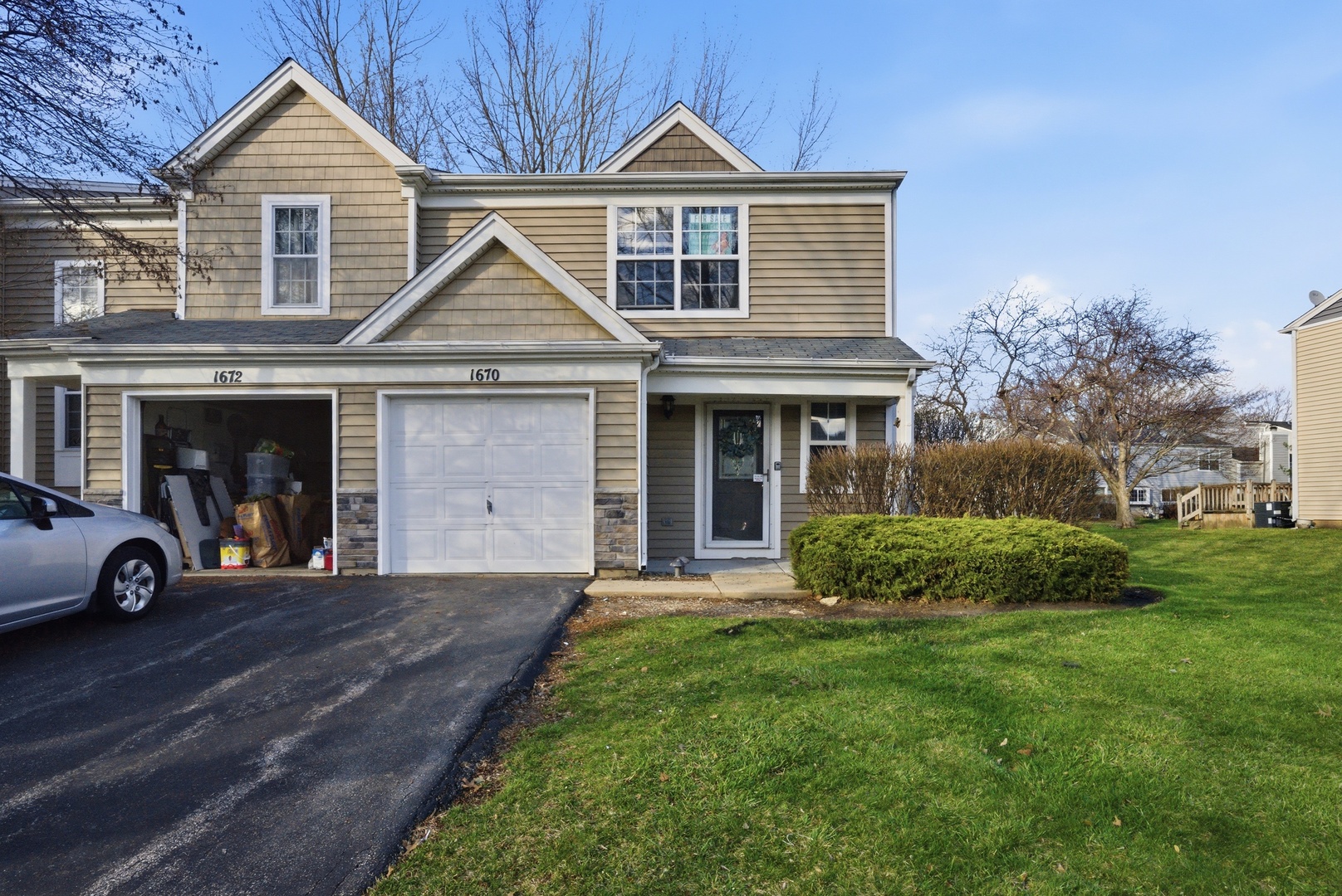 1670 College Green Drive, Elgin, IL