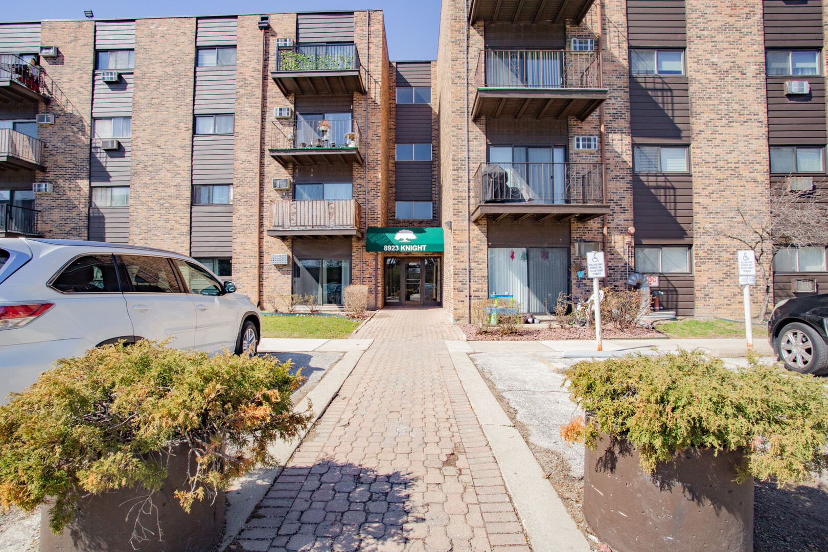 8923 Knight Avenue #102, Des Plaines, IL