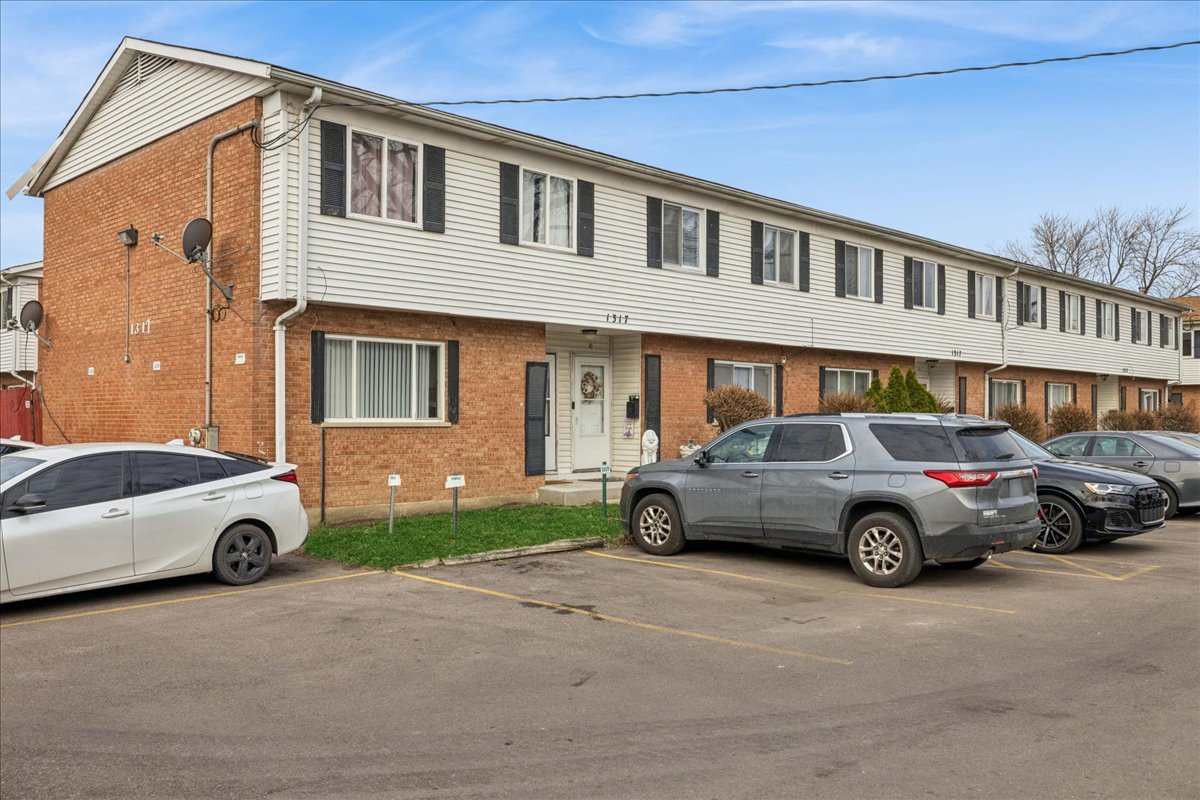 1317 Monomoy Street #E, Aurora, IL