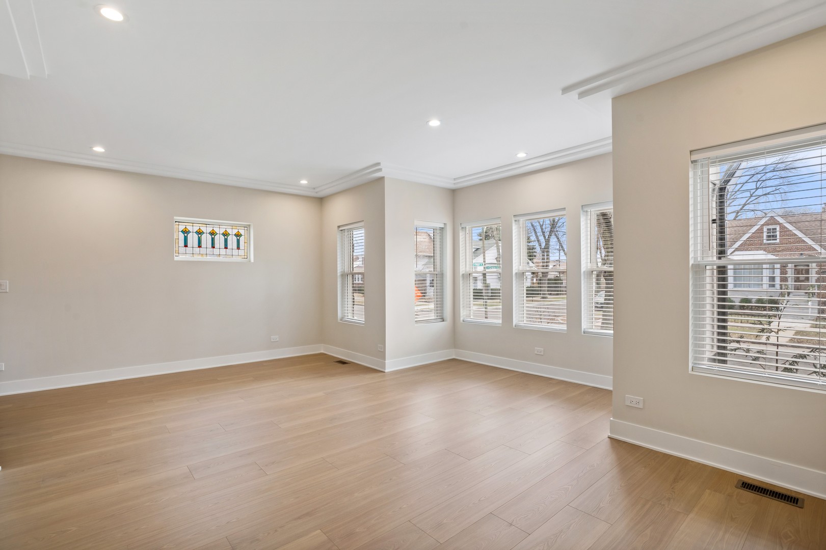 5700 W Grace Street, Chicago, IL