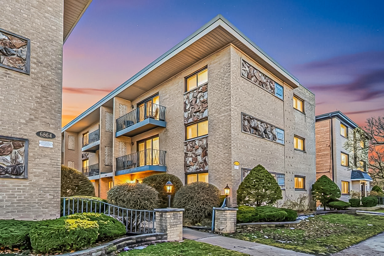 6870 N Northwest Highway #2F, Chicago, IL