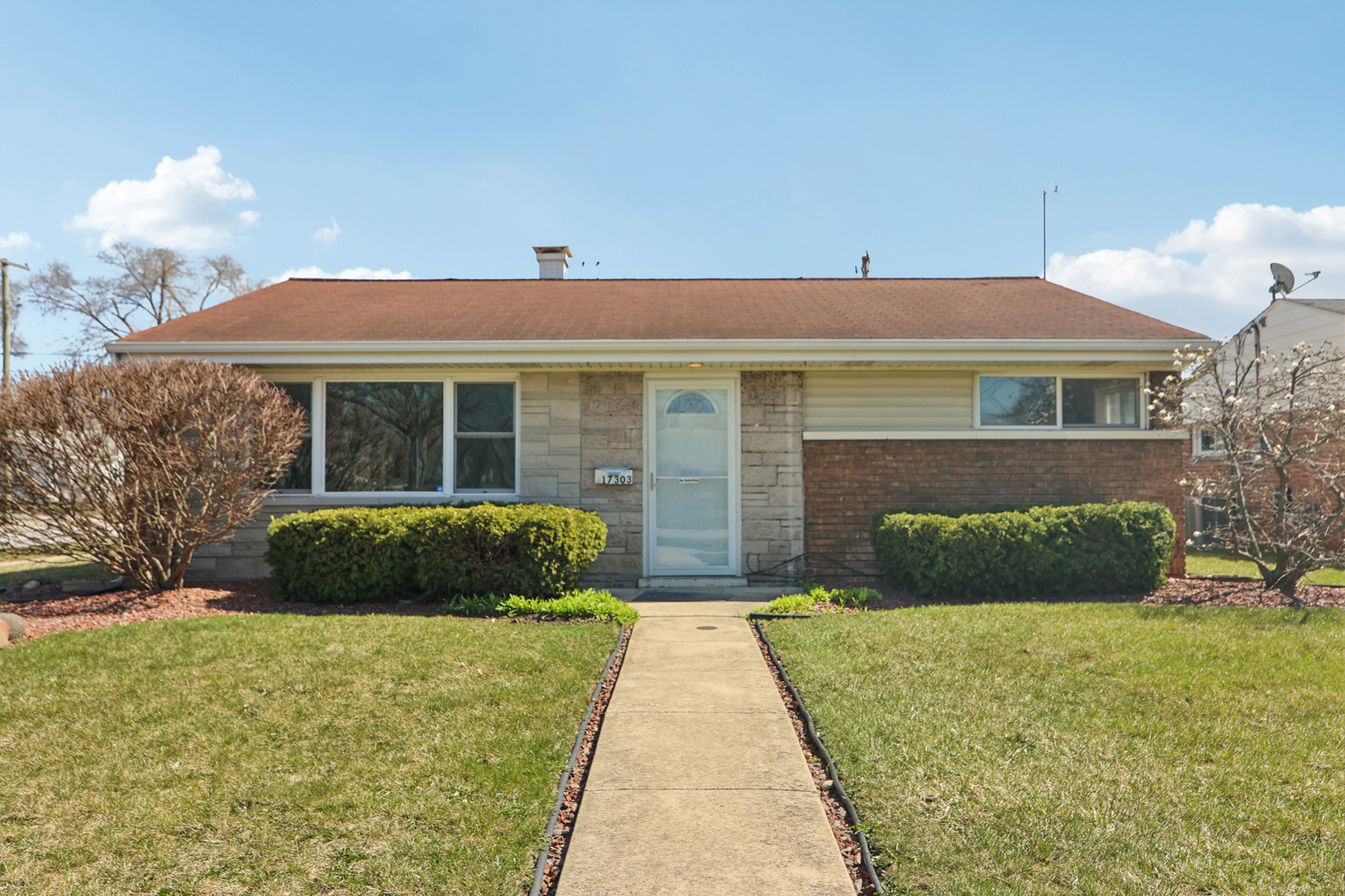 17303 Greenbay Avenue, Lansing, IL