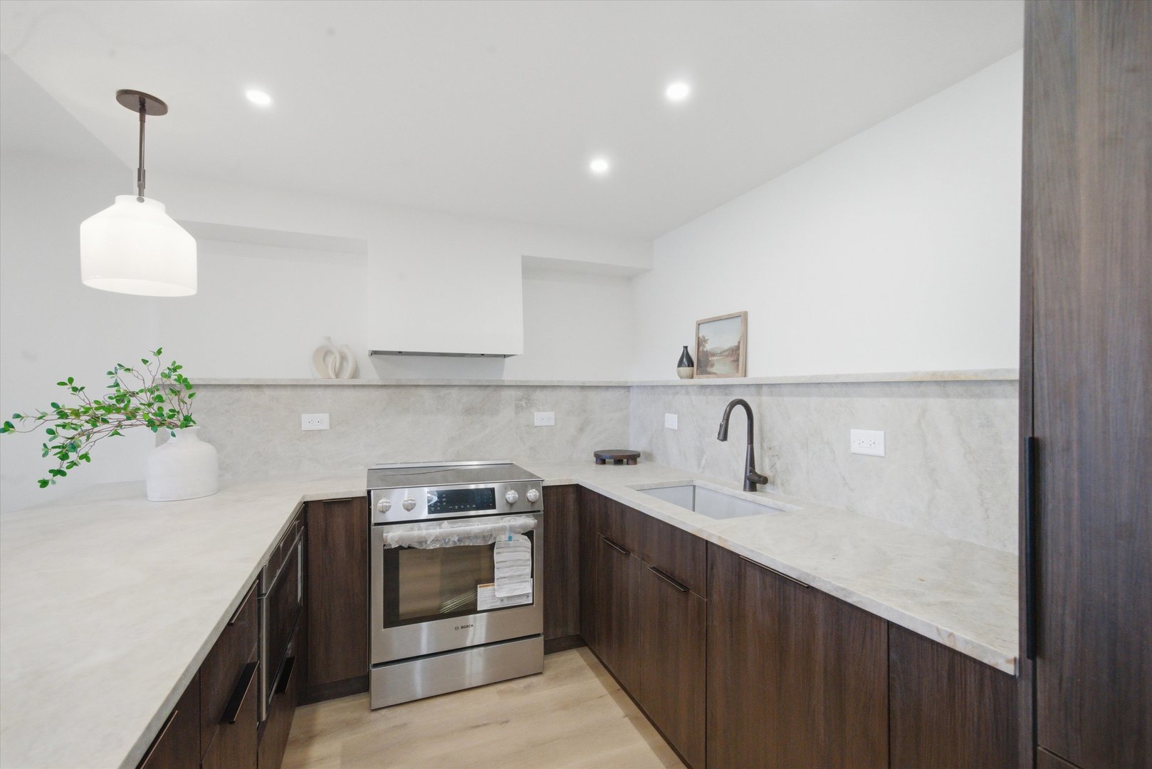 1560 N Sandburg Terrace #1210J, Chicago, IL