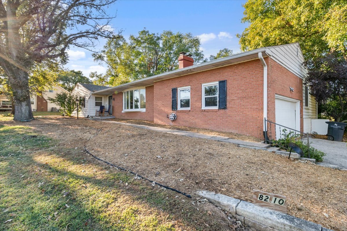 8210 Ridgewood Road, Rock Island, IL