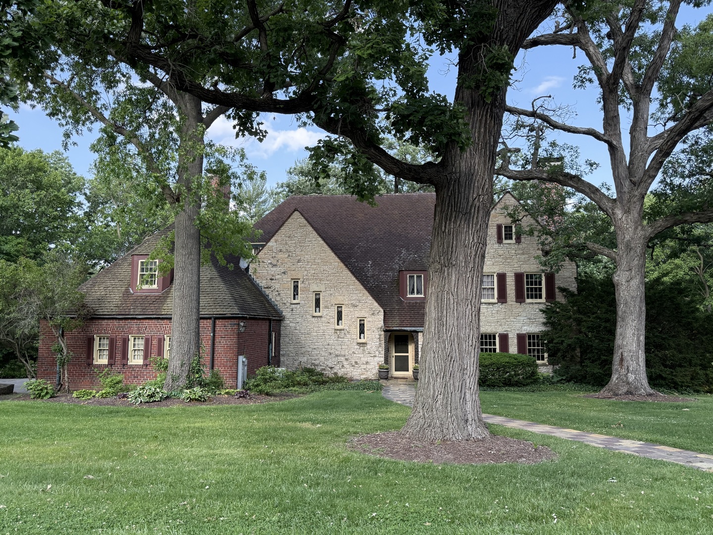 2221 Twin Oak Road, Peru, IL