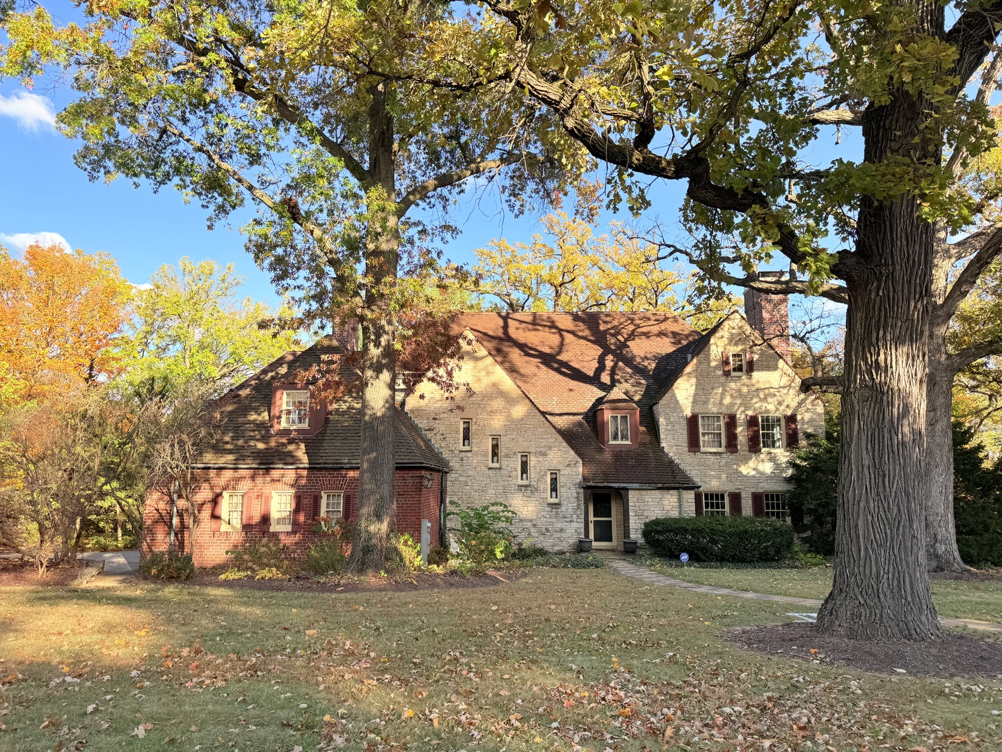 2221 Twin Oak Road, Peru, IL