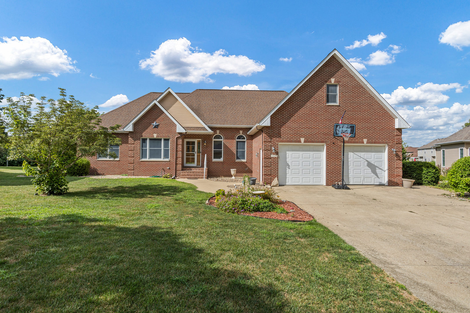 1511 River Bluff Court, Mahomet, IL