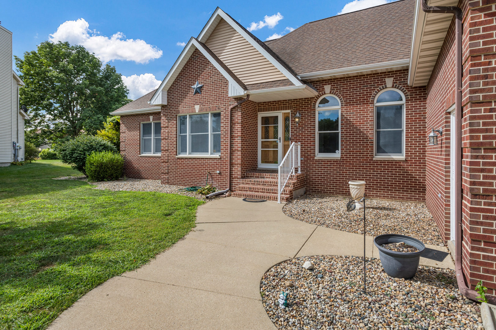 1511 River Bluff Court, Mahomet, IL