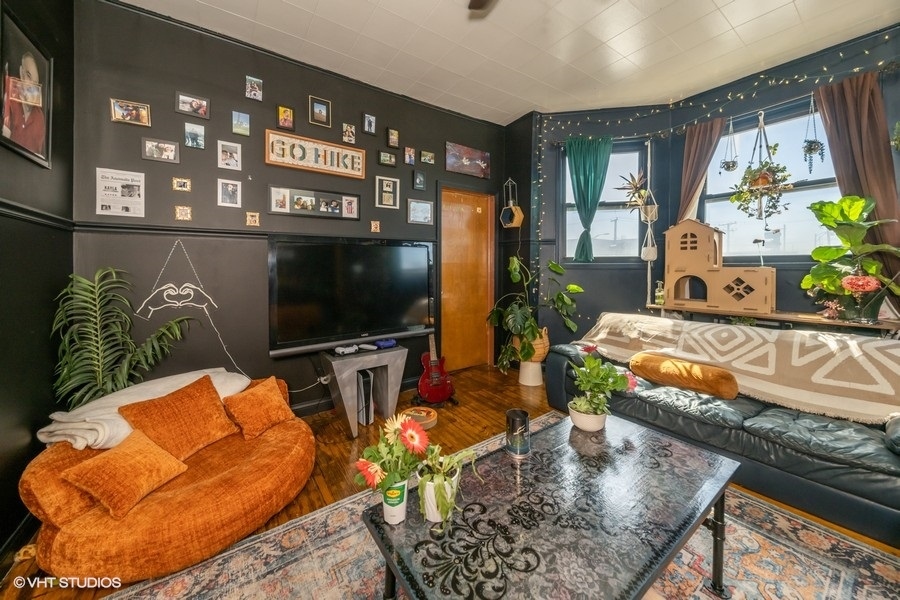 2410 S Blue Island Avenue, Chicago, IL