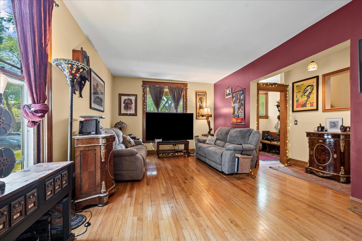 1842 W Greenleaf Avenue, Chicago, IL