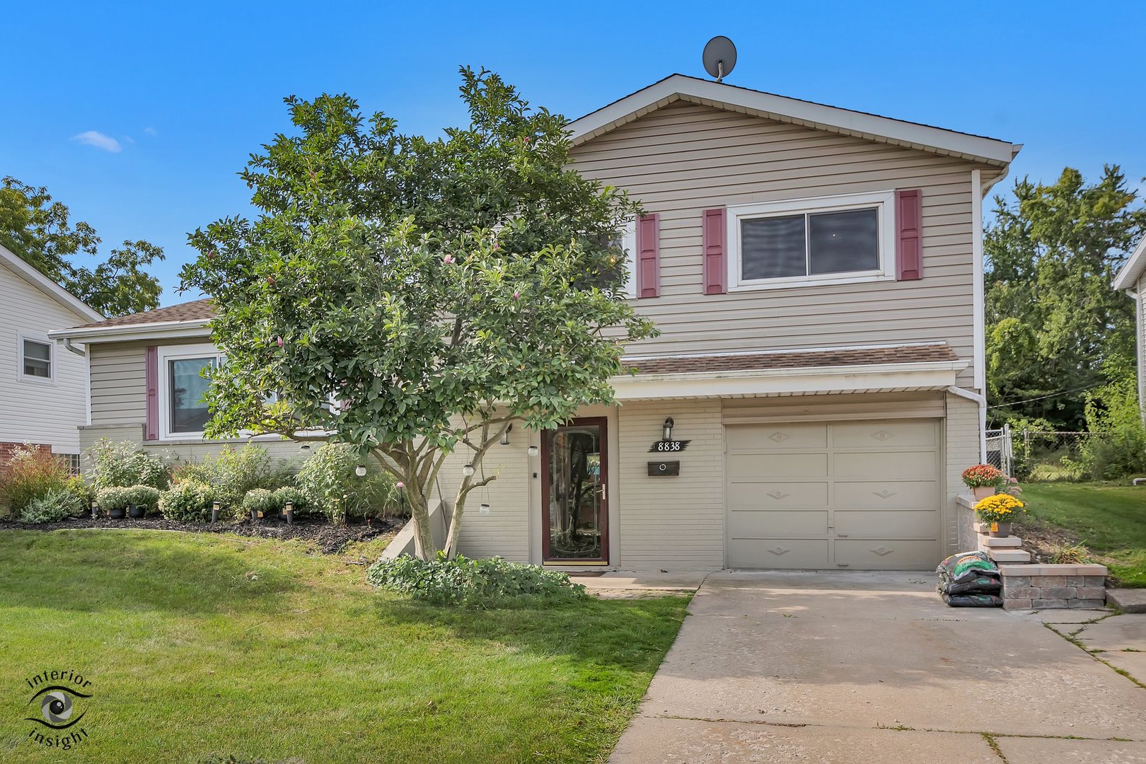 8838 Oakwood Drive, Hickory Hills, IL