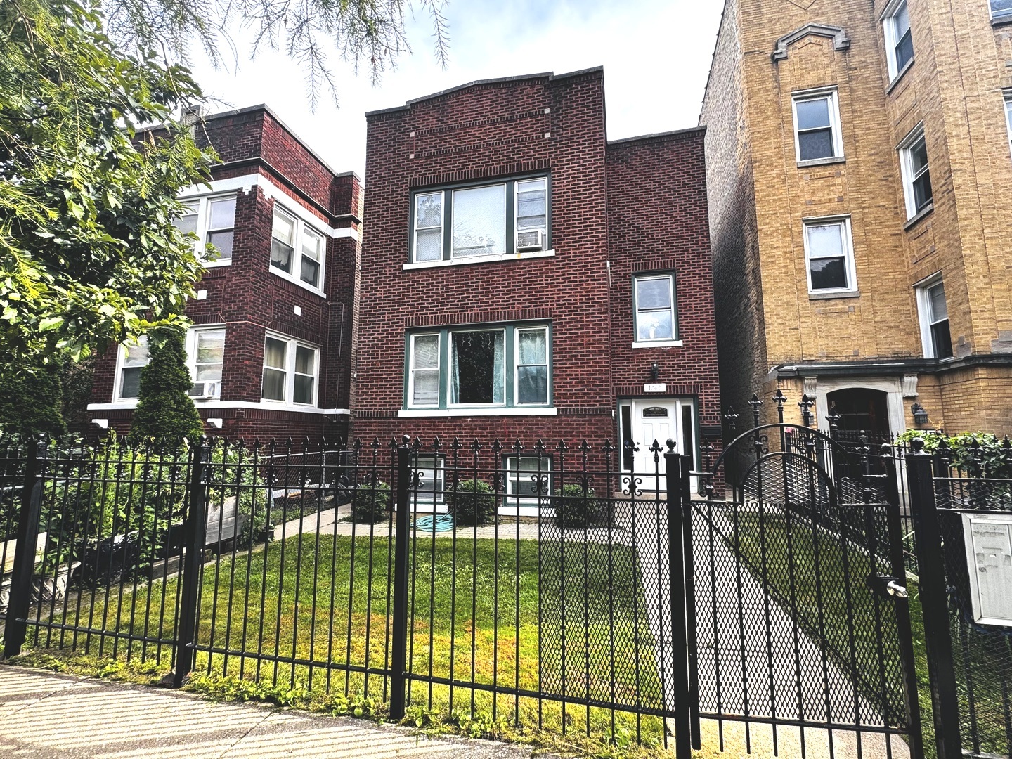 1749 W North Shore Avenue, Chicago, IL