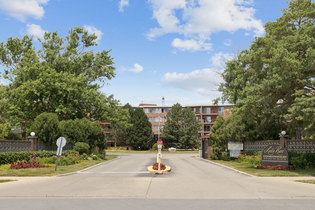 16 E Old Willow Road #202S, Prospect Heights, IL