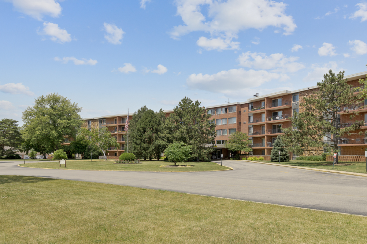 16 E Old Willow Road #202S, Prospect Heights, IL