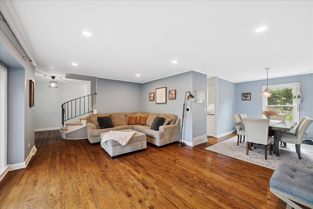 481 Sussex Court, Buffalo Grove, IL