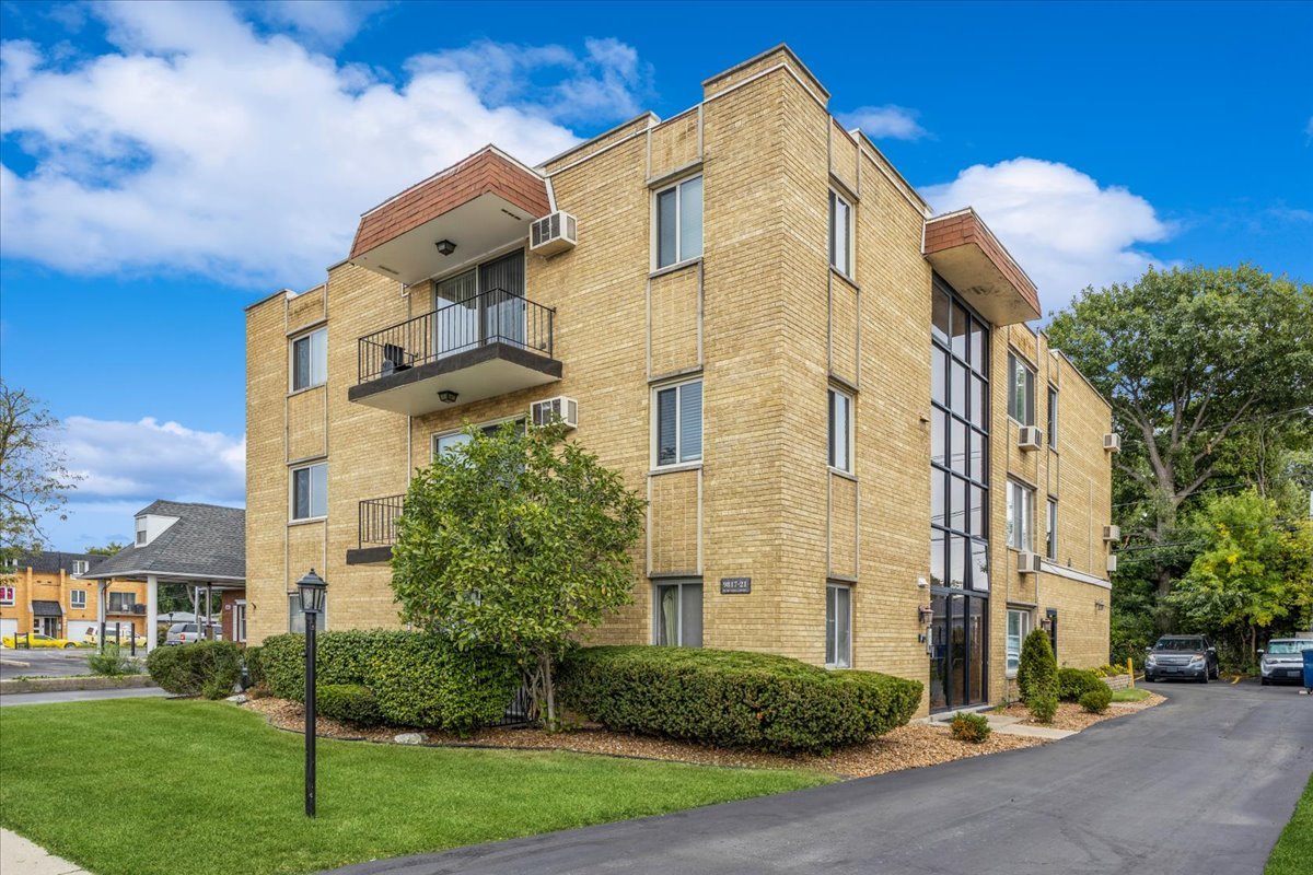 9821 S Cicero Avenue #8, Oak Lawn, IL