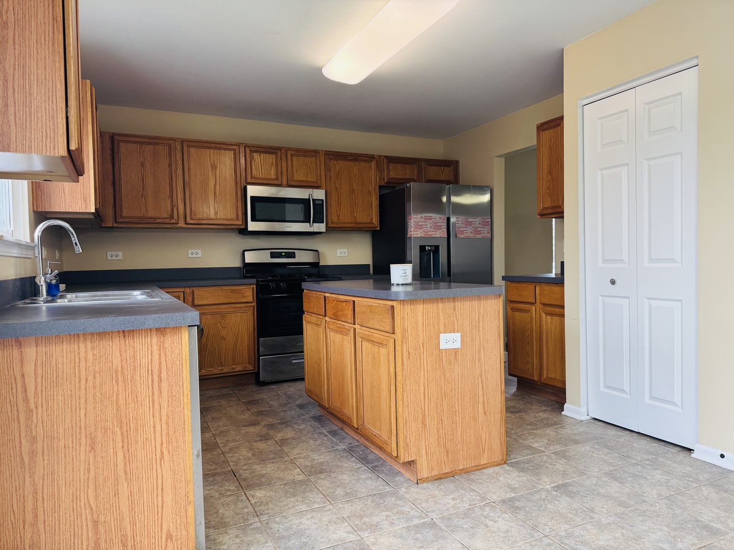 408 Clifton Lane, Bolingbrook, IL