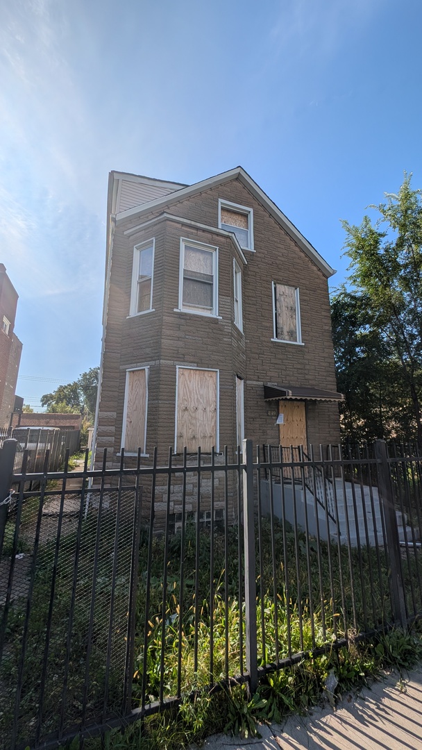 4149 W Cermak Road, Chicago, IL