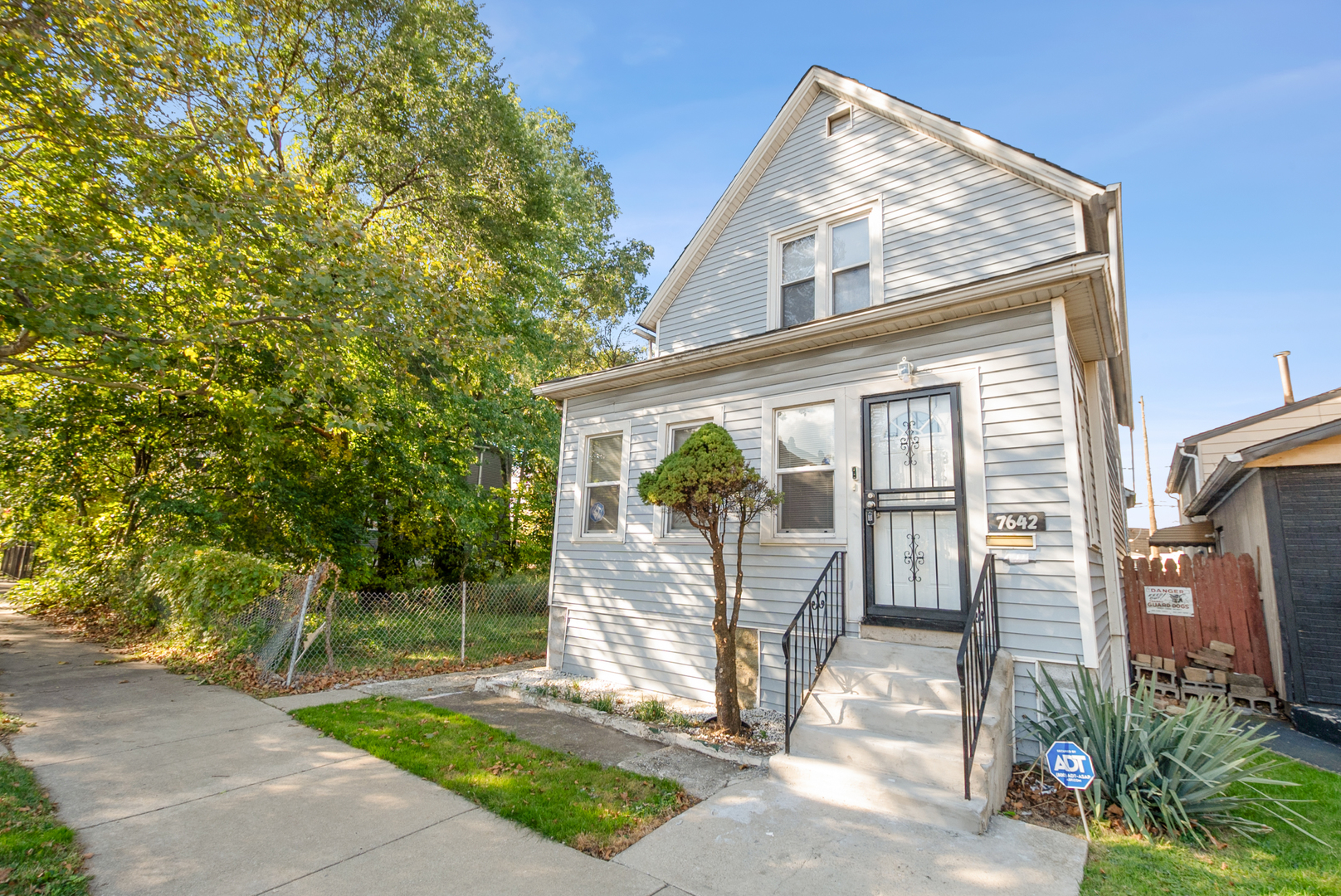 7642 S Dante Avenue, Chicago, IL