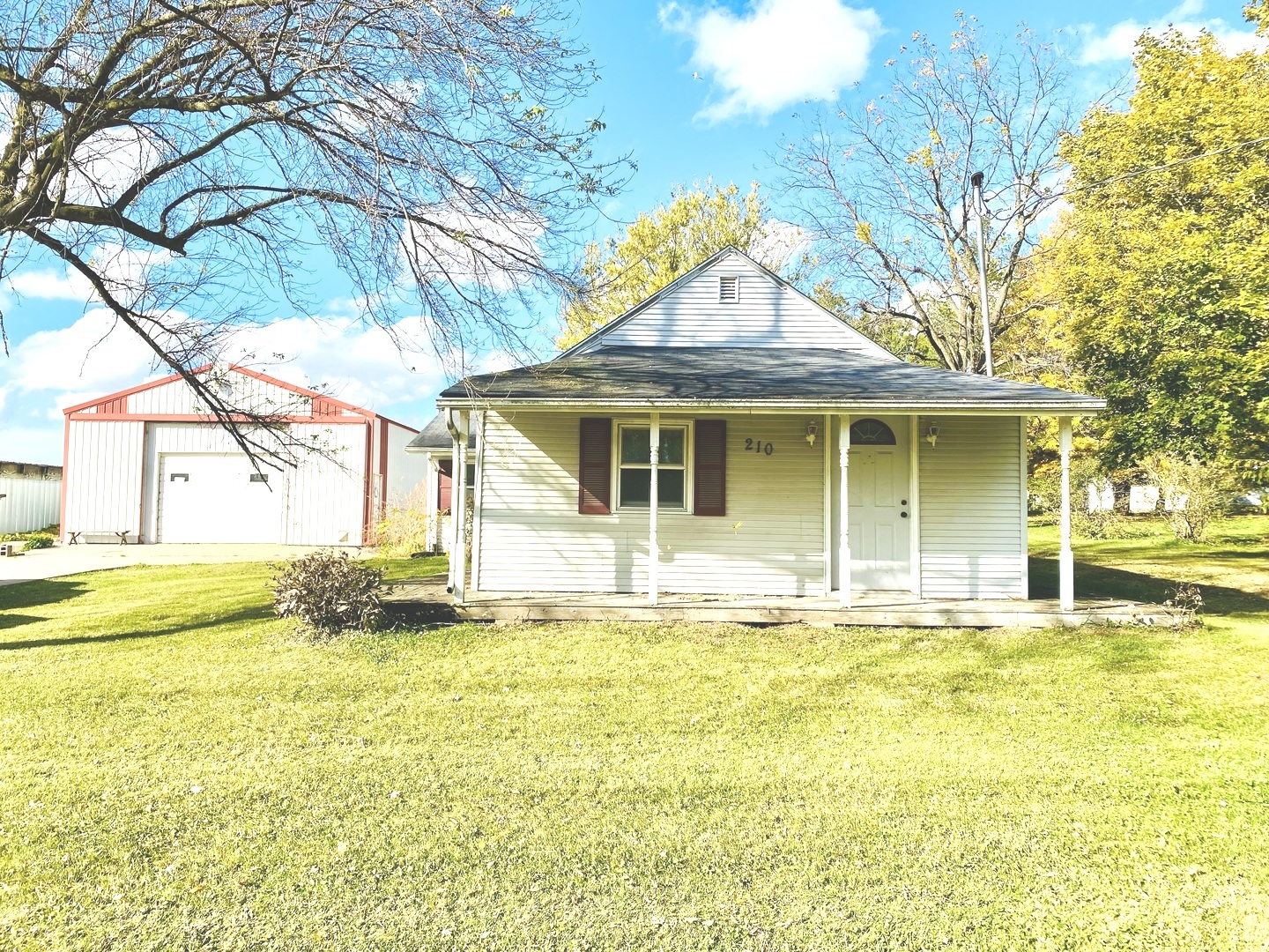 210 S 1st Street, Holcomb, IL