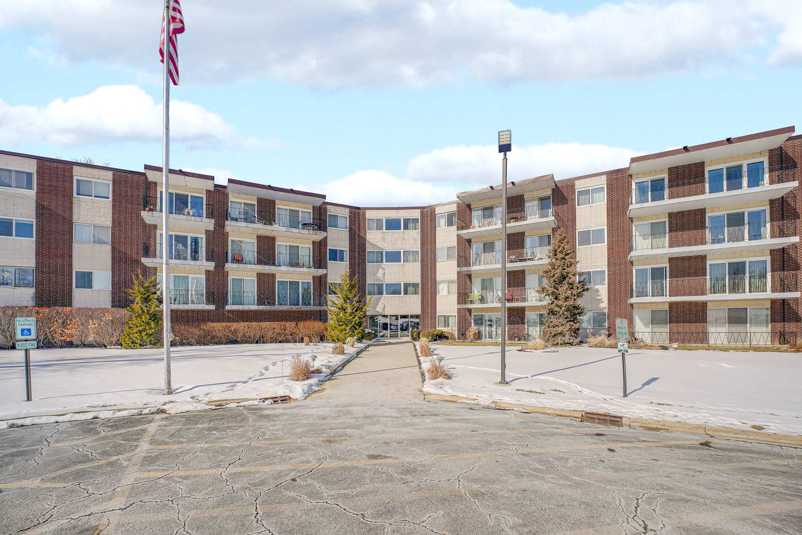 5540 Walnut Avenue #8A, Downers Grove, IL