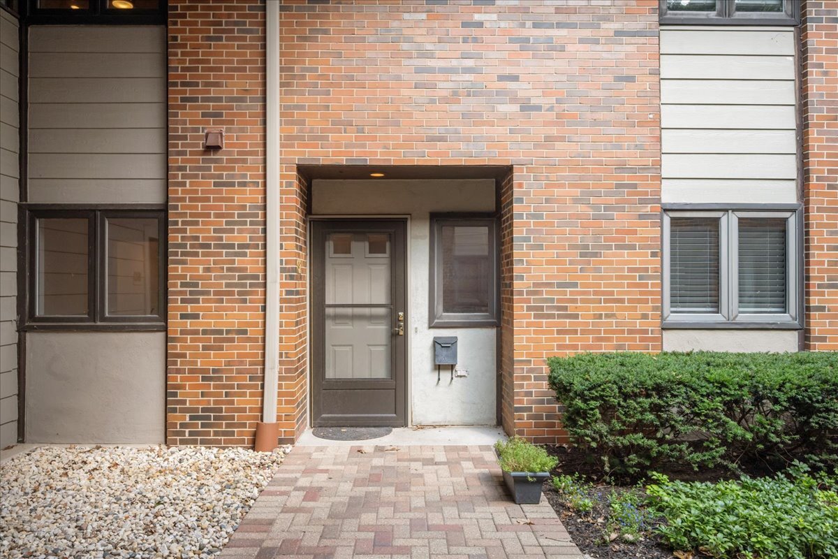 62 E Center Avenue #62, Lake Bluff, IL