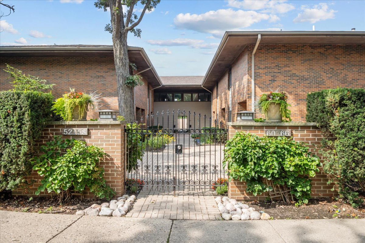 62 E Center Avenue #62, Lake Bluff, IL