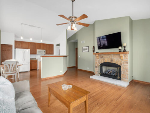 1842 Highbury Lane, Aurora, IL