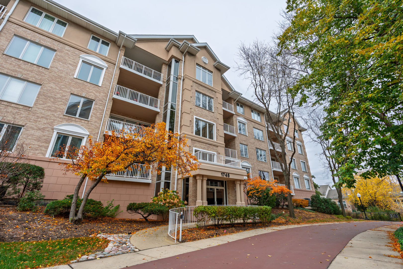 1745 PAVILION Way #206, Park Ridge, IL