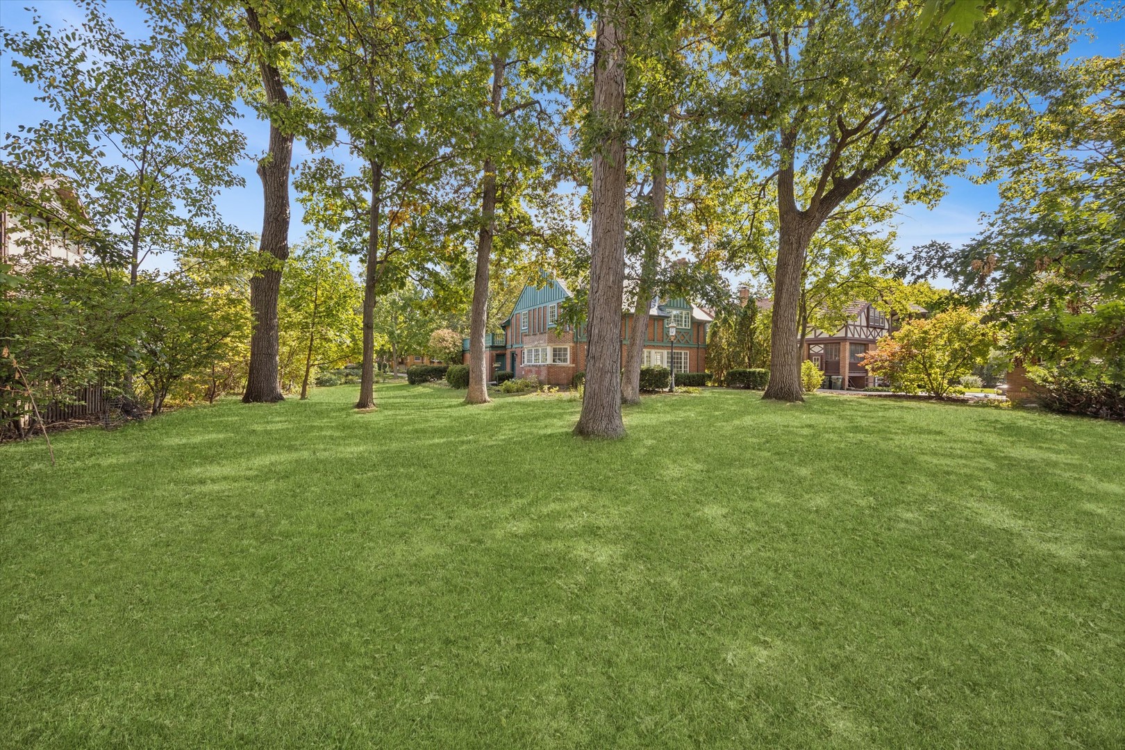 220 Maplewood Road, Riverside, IL