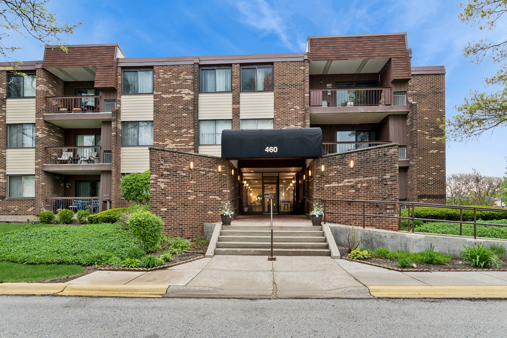 460 Raintree Court #2N, Glen Ellyn, IL