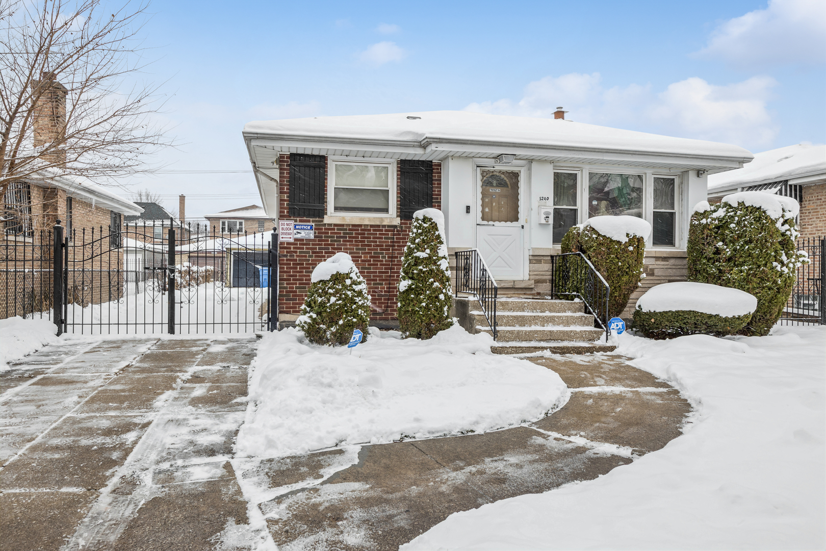 5240 W Gladys Avenue, Chicago, IL