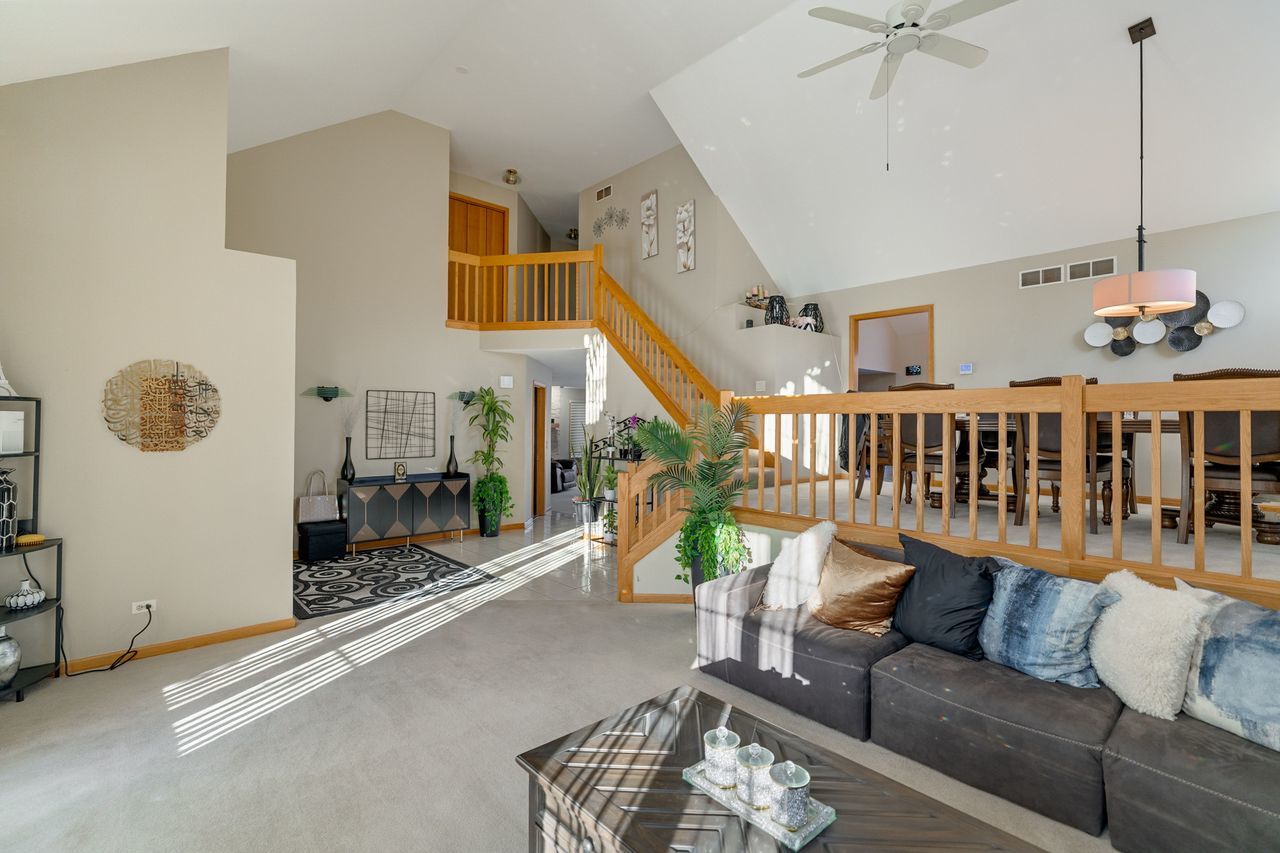 201 Amber Court, West Chicago, IL