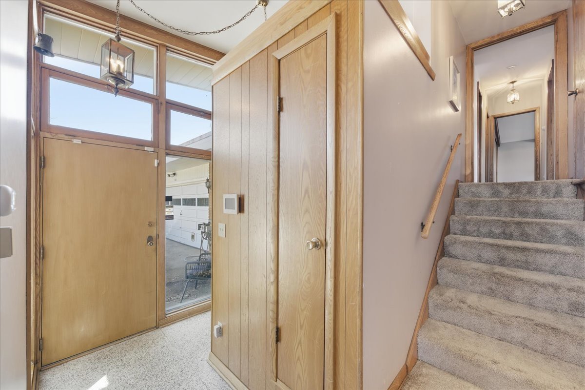 616 Seneca Drive, Aurora, IL