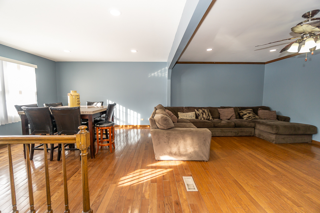 45W962 Plank Road, Hampshire, IL