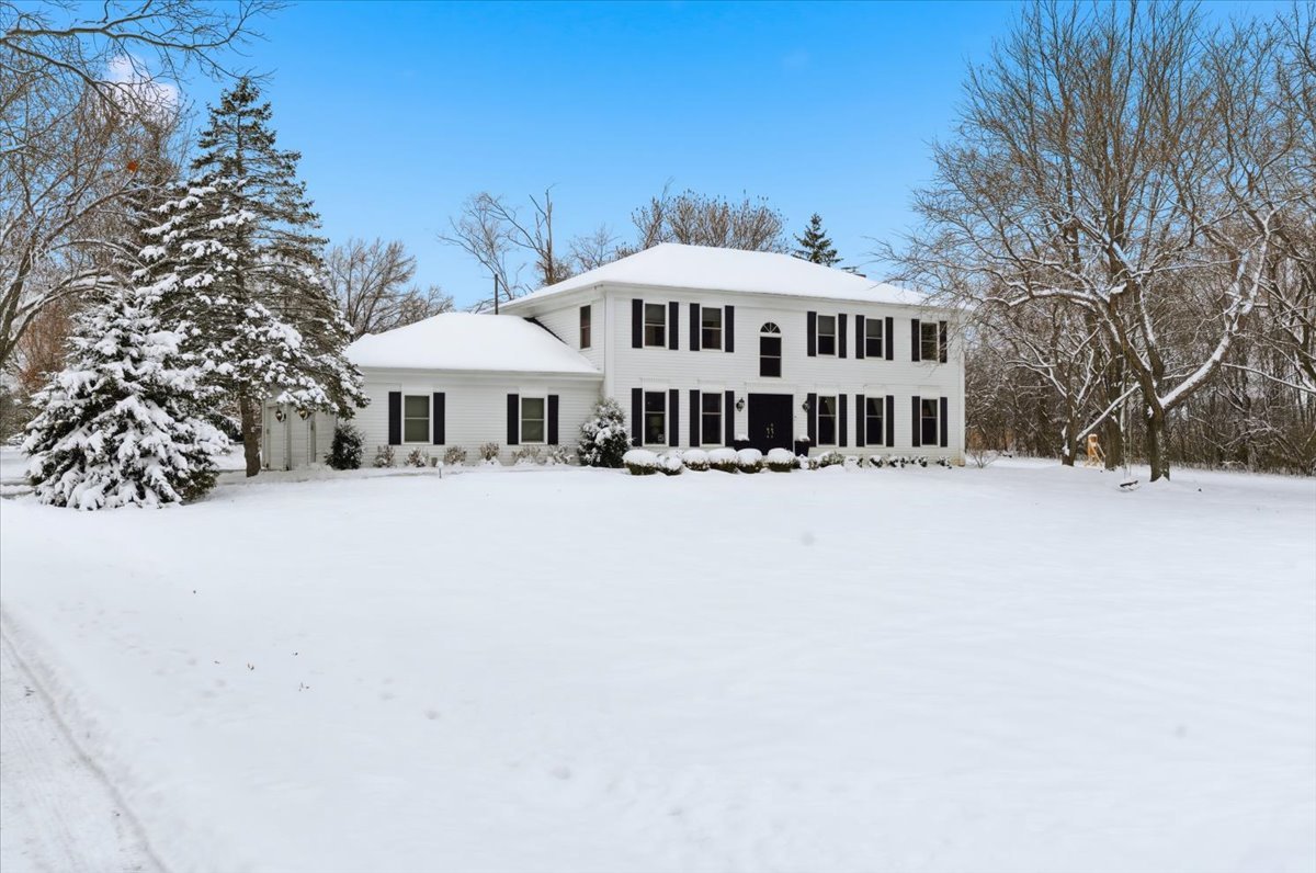 12 Crestview Lane, Lake Barrington, IL