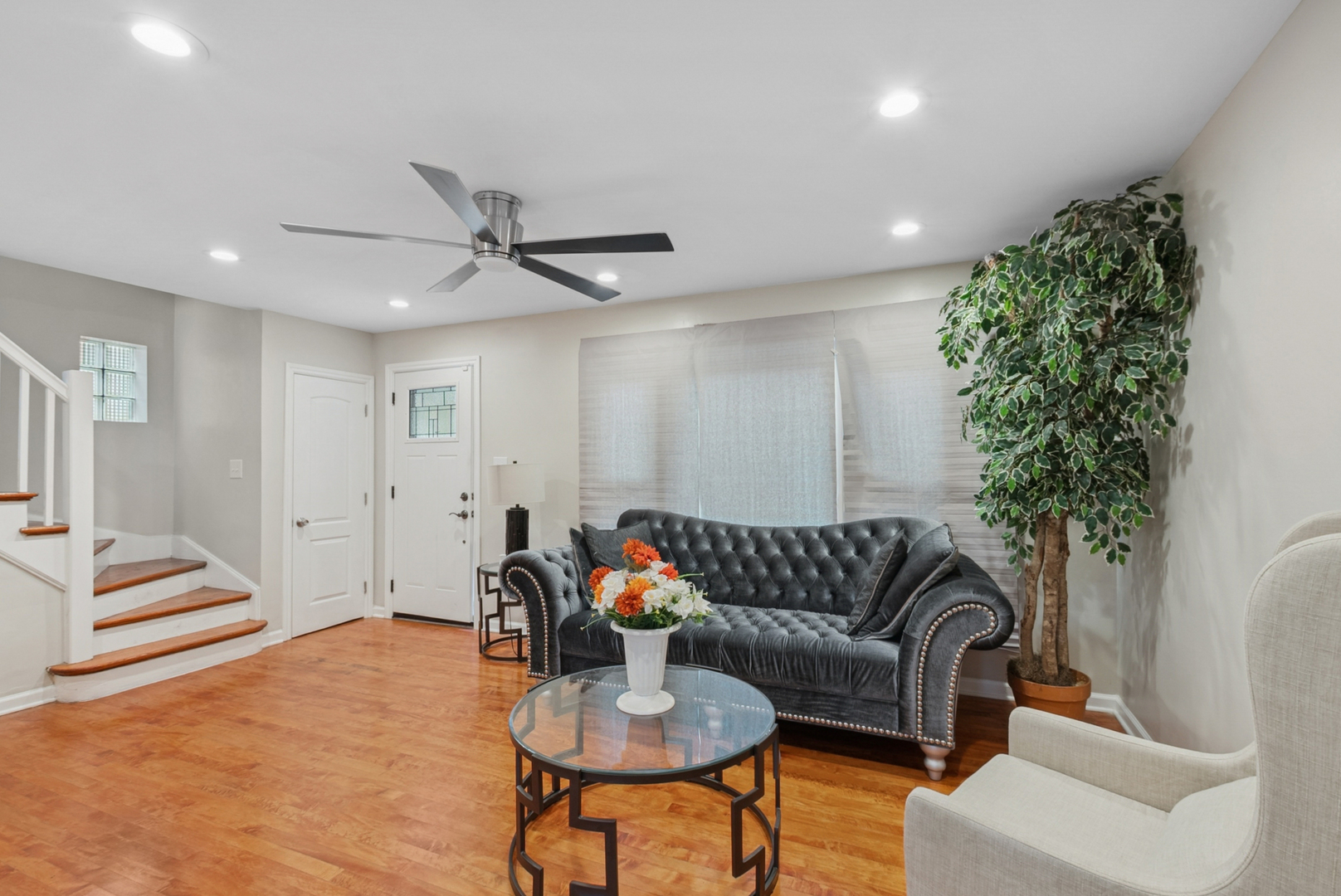 9127 S Essex Avenue, Chicago, IL