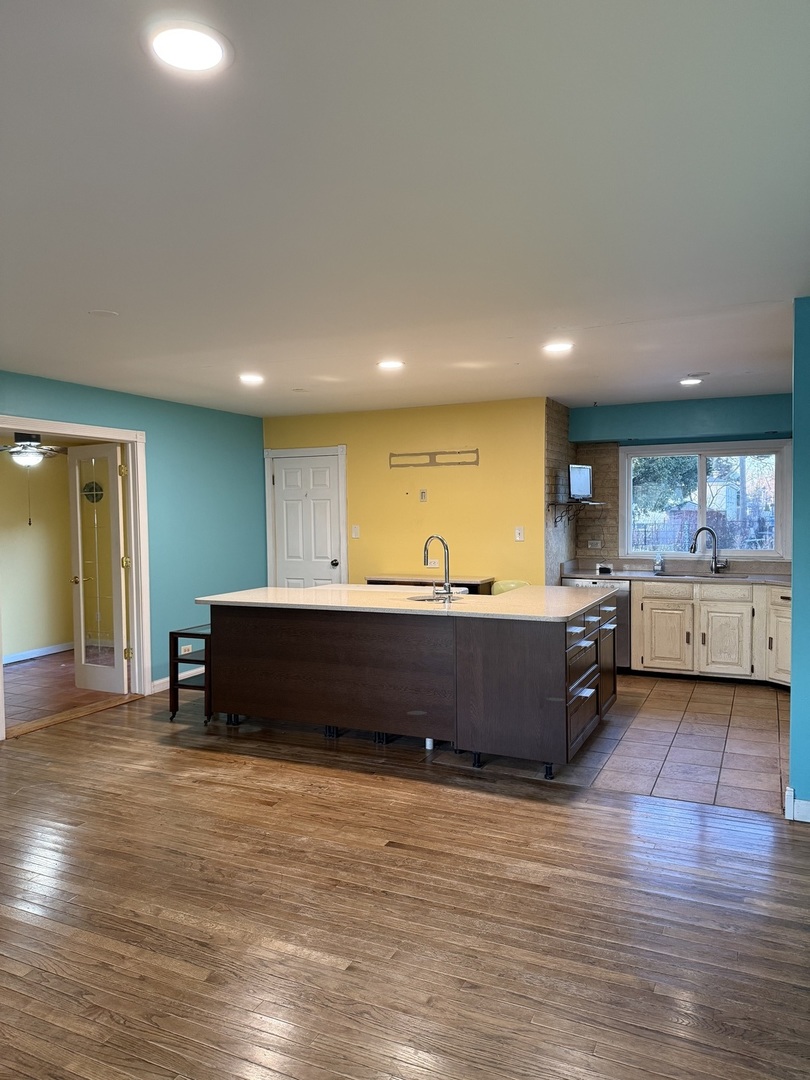 655 W Comstock Avenue, Elmhurst, IL