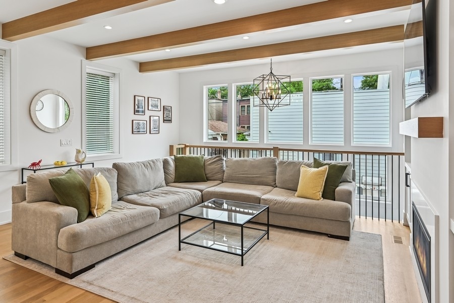 2708 N Albany Avenue, Chicago, IL