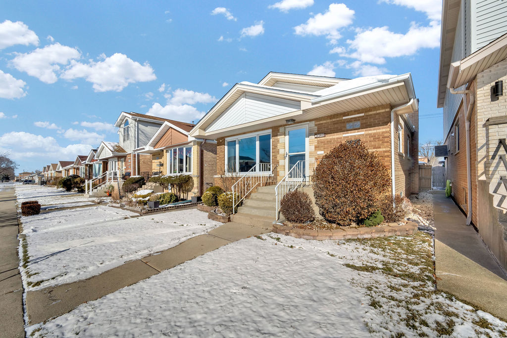 6628 W 63rd Place, Chicago, IL