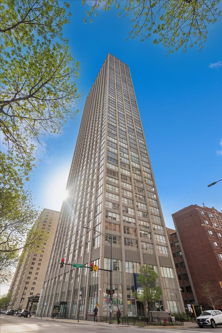 655 W Irving Park Road #906, Chicago, IL